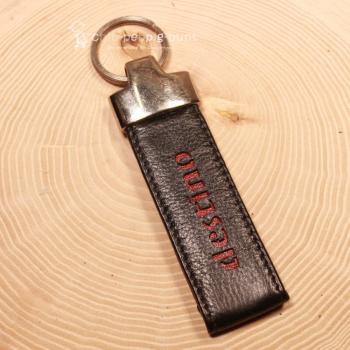 Hochwertiger Leder Schlüsselanhänger mit roter destino Prägung und großem Metallring.